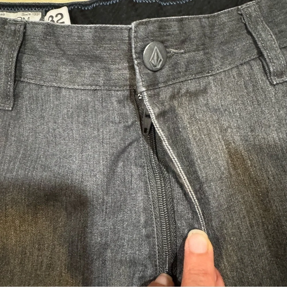 Volcom dark gray men's mid length shorts, zipper button closure, pockets, 32. - Picture 5 of 15